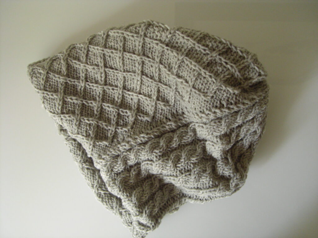 Mützen stricken mit Zopfmustern