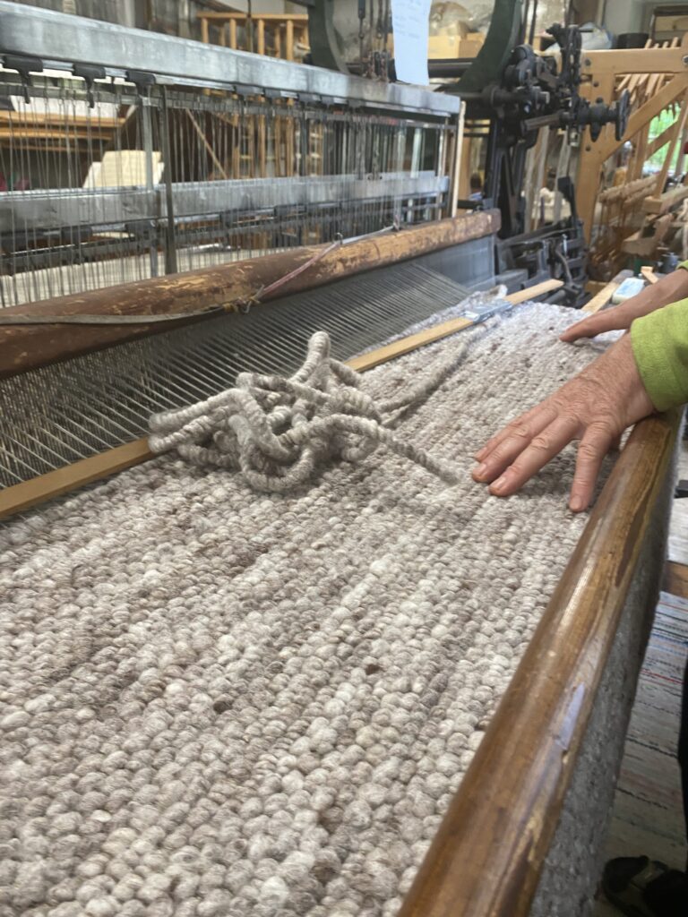 Dicker, gewebter Teppich aus Schafwolle