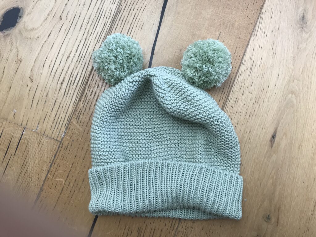 Mütze mit zwei Bommeln stricken