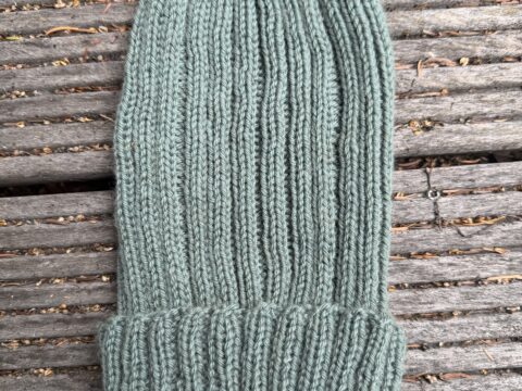 Männermütze XXL Männermütze XXL ! Gefragt sind grob gestrickte Herrenmützen, man sieht heuer sehr viele Mützen im Rippstrick mit breitem Umschlag.